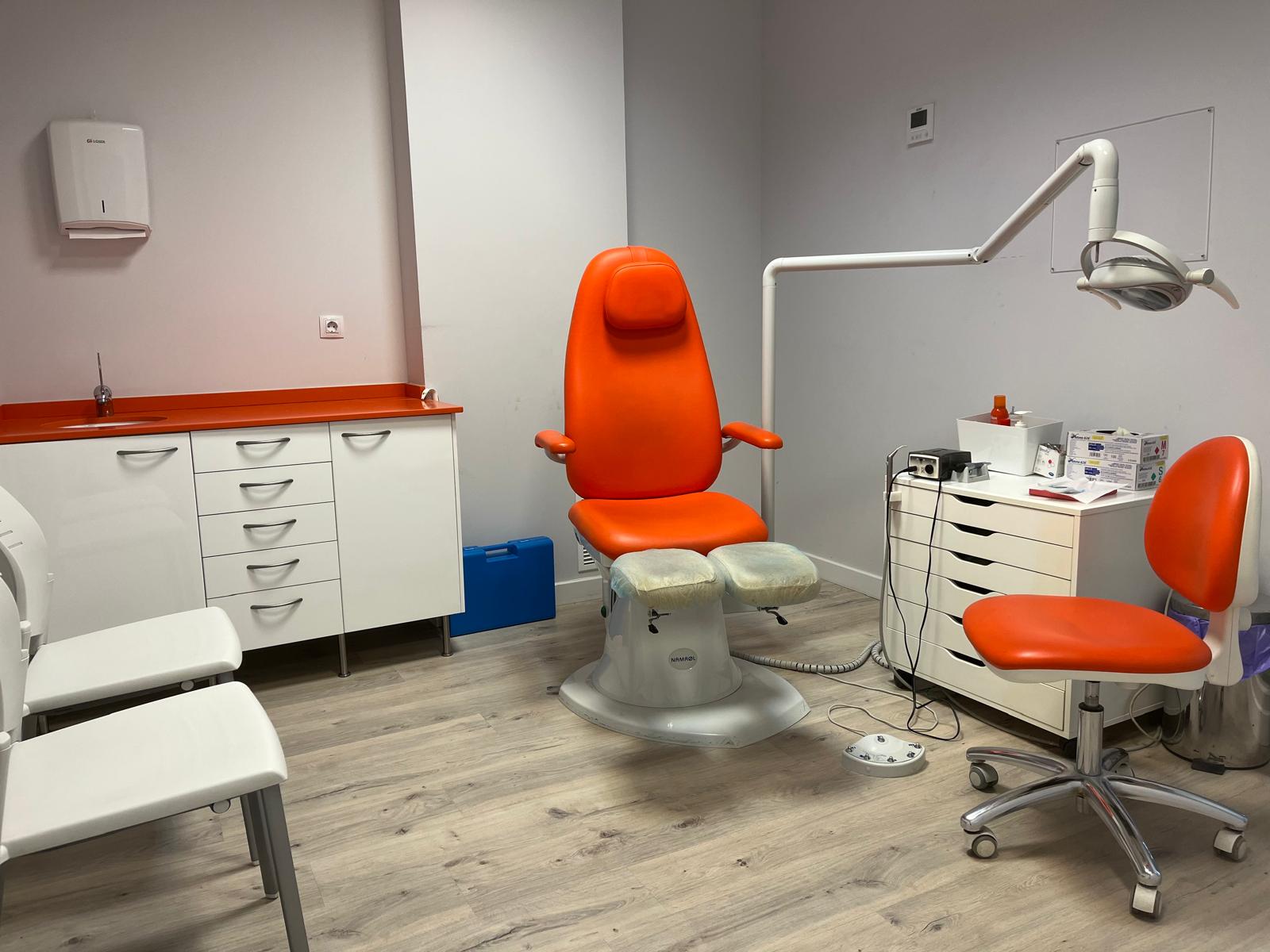 Sala de consulta de nuestra clínica podológica, equipada con la última tecnología.