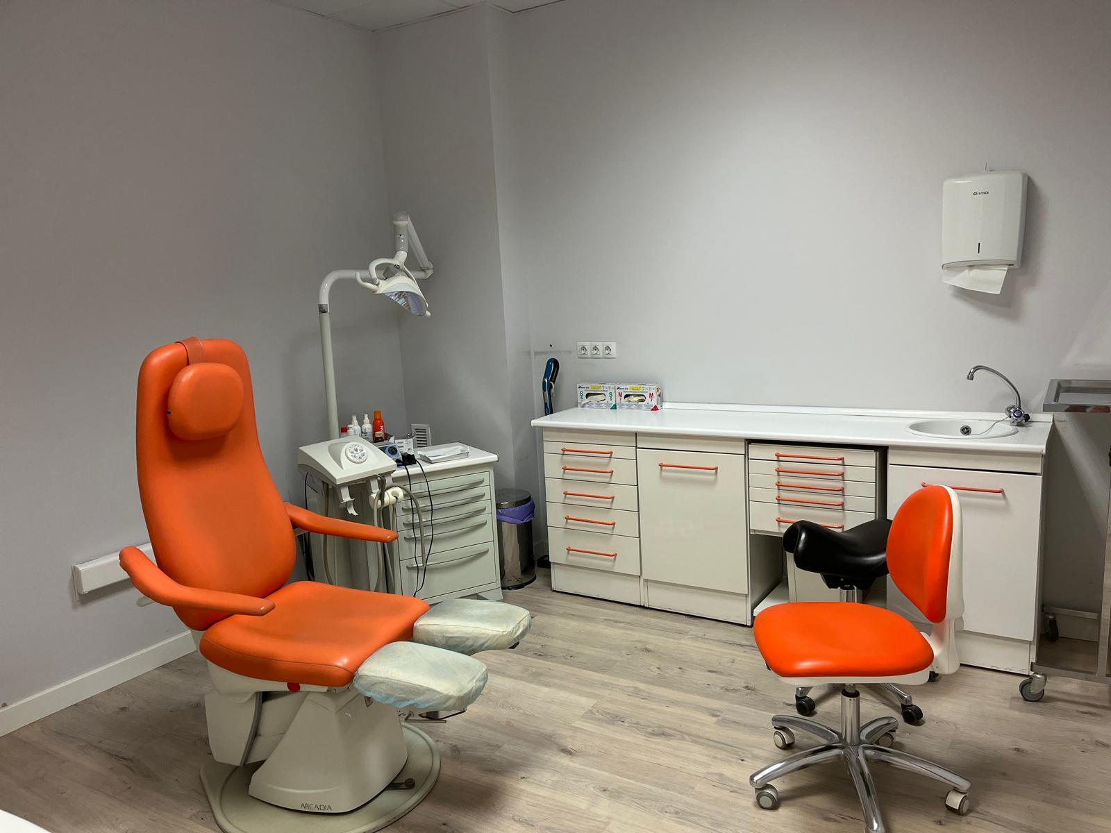 Sillón podológico y mobiliario especializado en una de nuestras salas de tratamiento.