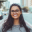 Chica joven con gafas sonriendo